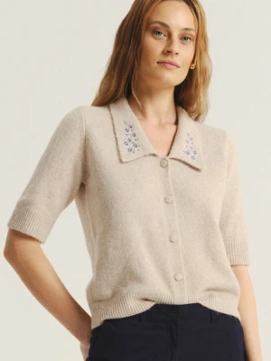Beżowy sweter z zapięciem na drobne guziki Greenpoint