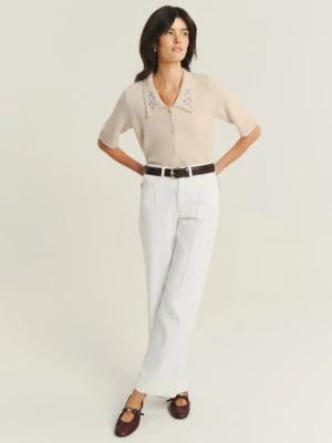 Beżowy sweter z zapięciem na drobne guziki Greenpoint