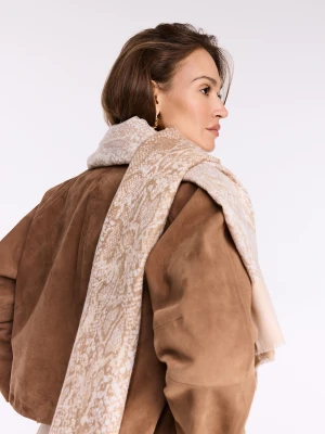 Beżowy szal w zwierzęcy print z wełną TARANKO