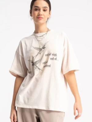 Beżowy t-shirt z autorską grafiką z przodu Reporter