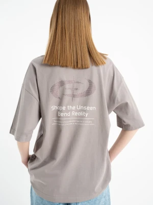 Beżowy t-shirt z autorskimi grafikami ozdobiony dżetami Reporter