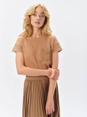 Beżowy t-shirt z kieszonką Top Secret