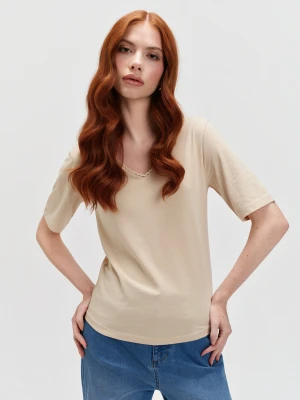 Beżowy top z dekoltem w serek Top Secret