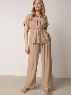 Beżowy Wiskozowy Komplet Spodnie i Bluzka Koszulowa z Wiązaniem w Talii Irinryss cflo