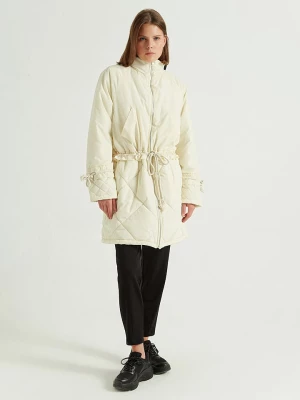 BGN Płaszcz pikowany w kolorze kremowym rozmiar: 38