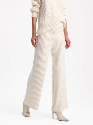 BGN Spodnie w kolorze kremowym rozmiar: 38