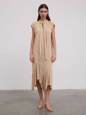 BGN Sukienka w kolorze beżowym rozmiar: 40