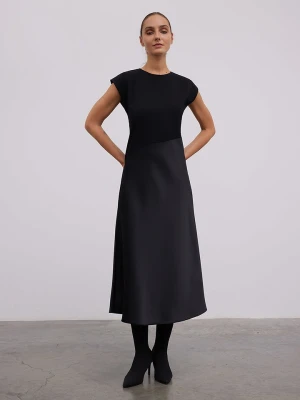 BGN Sukienka w kolorze czarnym rozmiar: 40