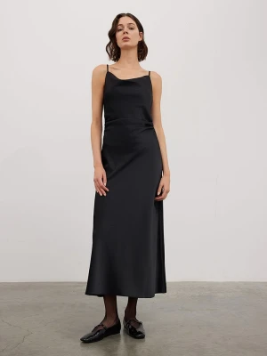 BGN Sukienka w kolorze czarnym rozmiar: 38