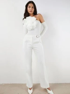 Biała Asymetryczna Bluzka z Prążkowanej Wiskozy z Ozdobnym Kwiatem Badian elsa.m by may