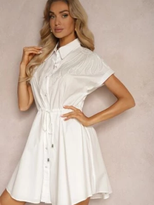Biała Bawełniana Sukienka Koszulowa ze Ściągaczem w Talii Zdobiona Cyrkoniami Wesolia