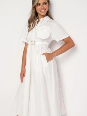 Biała Bawełniana Sukienka o Koszulowym Kroju z Paskiem i Kwiatowymi Broszkami Zelnea elsa.m by may