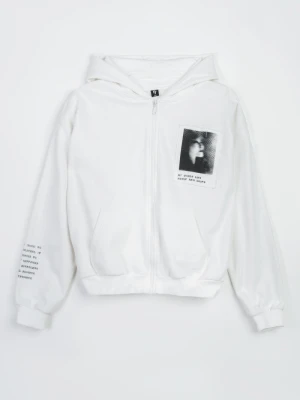Biała bluza z kapturem z autorską grafiką zapinana na zamek Reporter