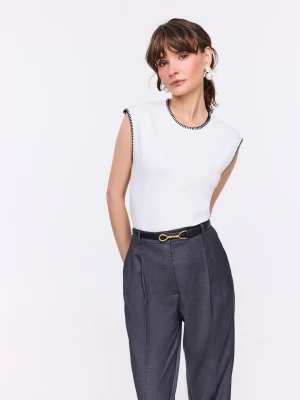 Biała bluzka bez rękawów z ozdobnym wykończeniem TARANKO