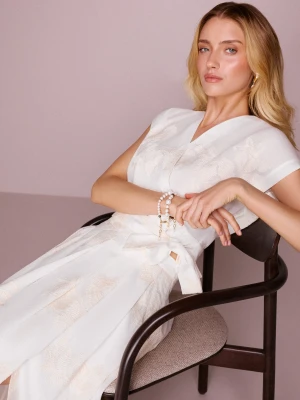 Śmietankowa bluzka o krótszym kroju z kopertowym dekoltem TARANKO