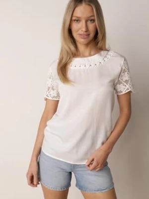 Biała Bluzka Ozdobiona Ażurowymi Rękawkami Kelnila romee's