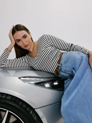 Biała bluzka w paski z dekoltem TARANKO