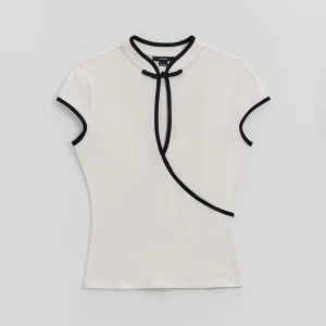 Biała bluzka z czarną lamówką i dekoltem qipao House
