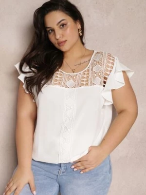Biała Bluzka z Falbankami Wokół Ramion i Ażurową Koronką Przy Dekolcie Dastisa