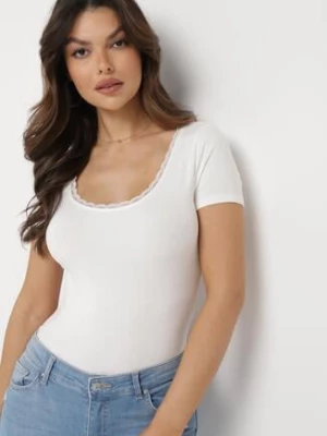 Biała Bluzka z Koronkową Lamówką Wokół Dekoltu Fianlema by swan