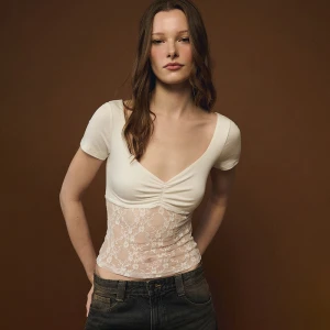 Biała bluzka z krótkim rękawem i koronkowym wykończeniem House