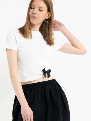 Biała bluzka z ozdobną kokardką z przodu Reporter