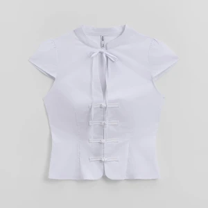 Biała bluzka z ozdobnymi wiązaniami i dekoltem qipao House