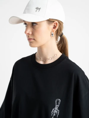 Biała czapeczka z minimalistyczną przywieszką z przodu Reporter