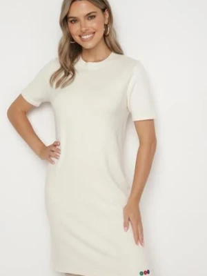 Biała Dzianinowa Sukienka z Wiskozą o T-shirtowym Kroju z Ozdobnymi Guziczkami Arissana palma