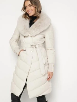 Biała Elegancka Kurtka z Pikowanymi Przeszyciami i Futrzanym Kołnierzem Gallea swest