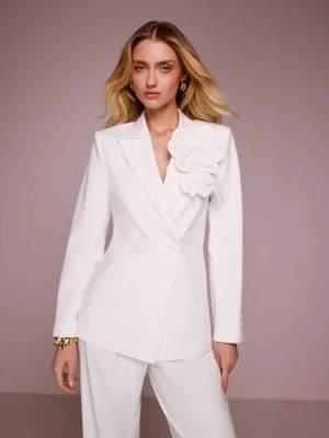 Biała klasyczna marynarka z ozdobnym kwiatem TARANKO