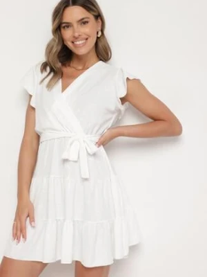 Biała Kopertowa Sukienka Ozdobiona Falbanami i Paskiem Liliessa j studio