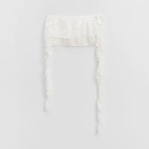 Biała koronkowa spódnica mini na spodnie z falbankami House