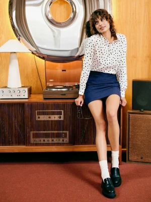 Biała koszula w grochy