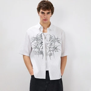 Biała koszula w prążki z krótkim rękawem i nadrukiem tribal House