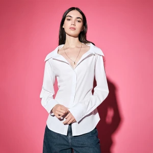 Biała koszula z długim rękawem i deklotem V z kołnierzykiem House