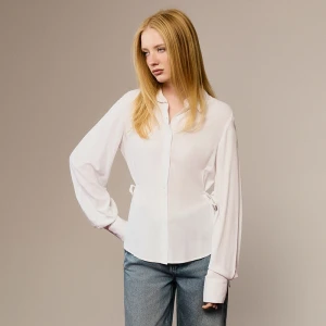 Biała koszula z długim rękawem i wiązaniem House