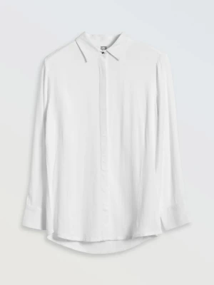 Biała koszula z długim rękawem z lejącego się materiału Reporter