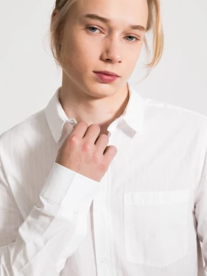Biała koszula z długim rękawem z tkaniny w prążki
