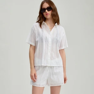 Biała koszula z krótkim rękawem i haftem angielskim House