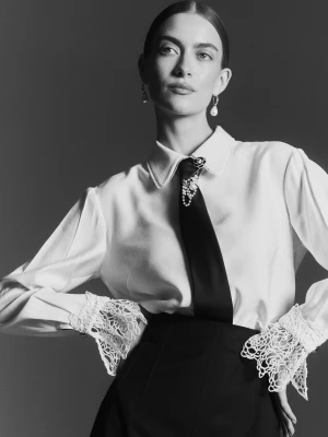 Biała koszula z wiskozy z ażurowymi mankietami TARANKO