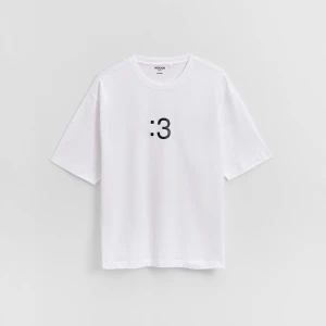 Biała koszulka boxy z nadrukiem :3 House