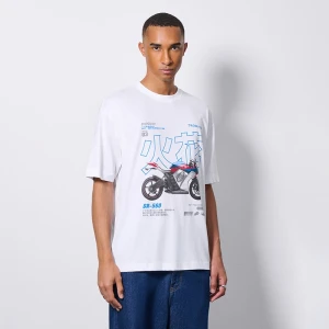 Zdjęcie produktu Biała koszulka o pudełkowym kroju z nadrukiem motocykla House