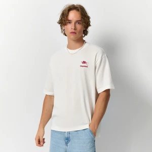 Białą koszulka o wafelkowej strukturze z haftem ryby House