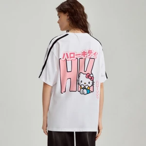 Biała koszulka oversize z motywami Hello Kitty House