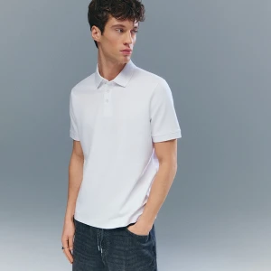 Biała koszulka polo o regularnym kroju z małym haftem House