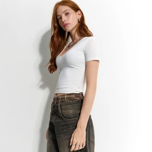 Biała koszulka ULTRAFLEX z dekoltem w serek House