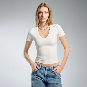 Biała koszulka ULTRAFLEX z dekoltem w serek House