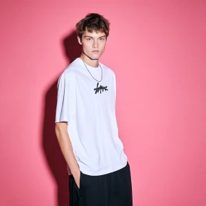 Biała koszulka z czarnym napisem w stylu graffiti House