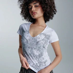 Biała koszulka z dekoltem w serek i nadrukiem Y2K House